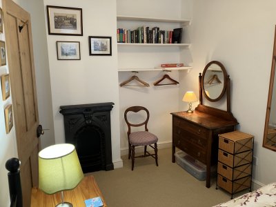 A bedroom Single bedroom